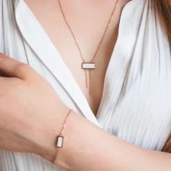 Collier Abstract